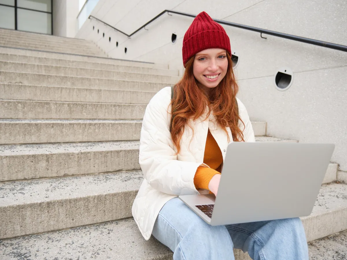 Tinerii din România pot primi 1.000 de lei pentru achiziționarea unui calculator nou. Care sunt condițiile?