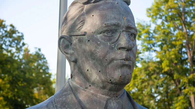 Bustul lui Uzeyir Hajibeyov cu urme de gloanțe în centrul Shusha Foto: Realitatea.md