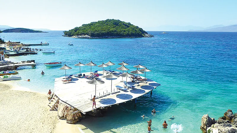 Orășelul Ksamil este una dintre cele mai căutate destinații de pe litoralul albanez, datorită plajelor cu parfum exotic. / Foto: mirifictravel.ro