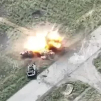 VIDEO Momentul în care un blindat rusesc trece printre 2 tancuri distruse și explodează/FOTO: Twitter/Militarylandnet