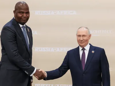 Putin, situație penibilă alături de președintele Mozambicul. Diferența de înălțime a stârnit ironii pe internet