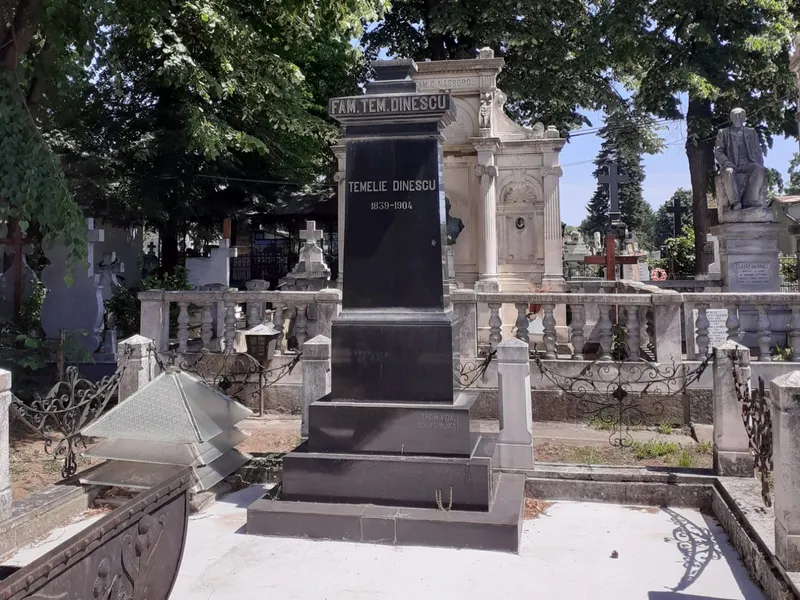 Bustul unui fost primar al Ploieştiului, furat din cimitir. / Foto: ziarulincomod.ro