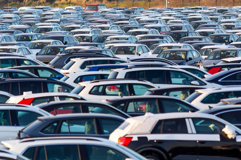 Mașini parcate într-un parc auto - Foto: Freepik (rol ilustrativ)