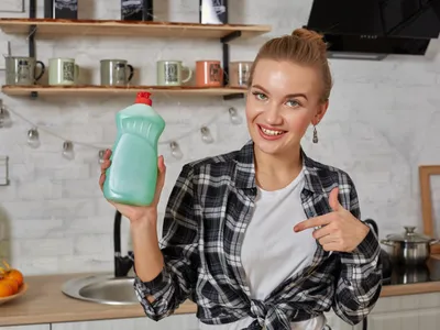 Ce să pui în detergentul de vase pentru a curăța bucătăria. Îl are oricine în casă - Foto: Freepik (Imagine cu rol ilustrativ)