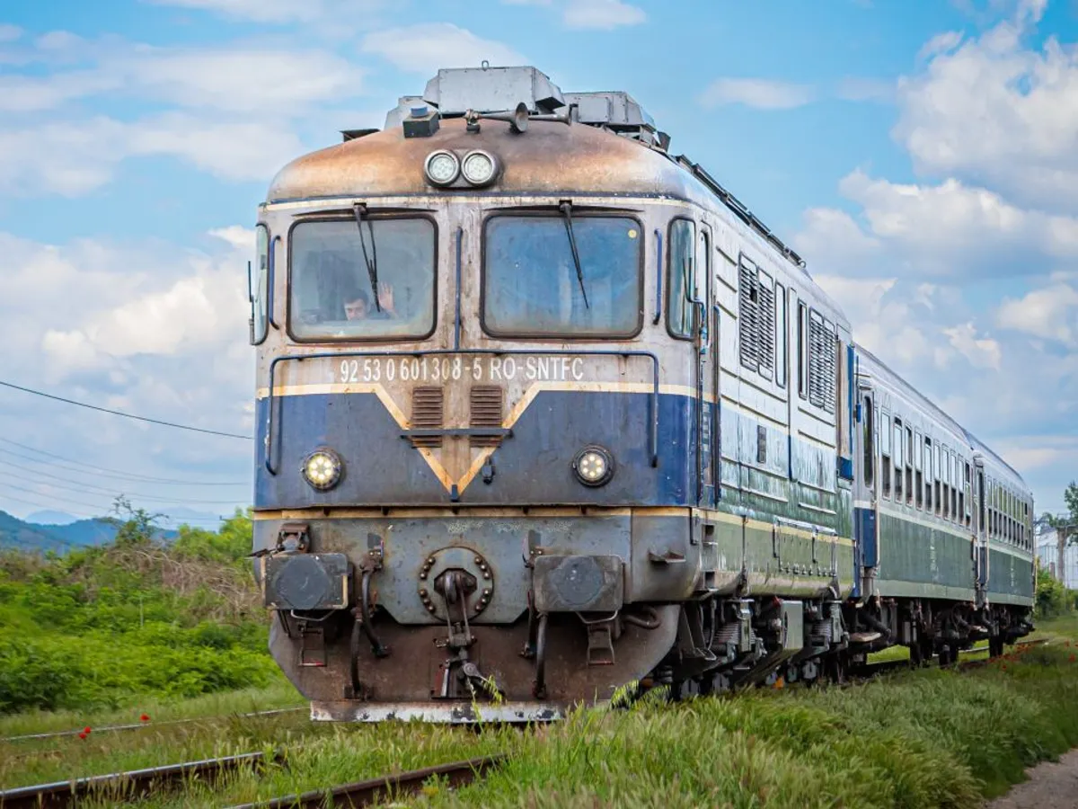 Tren CFR Pitești – București parcurge 100 km în șapte ore. Locomotiva modernizată s-a defectat