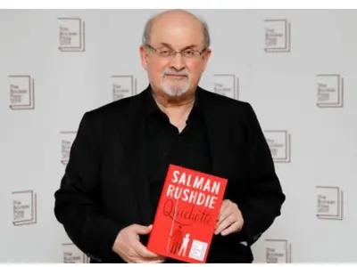 Salman Rushdie a suferit o „plagă înjunghiată în gât”/foto: facebook