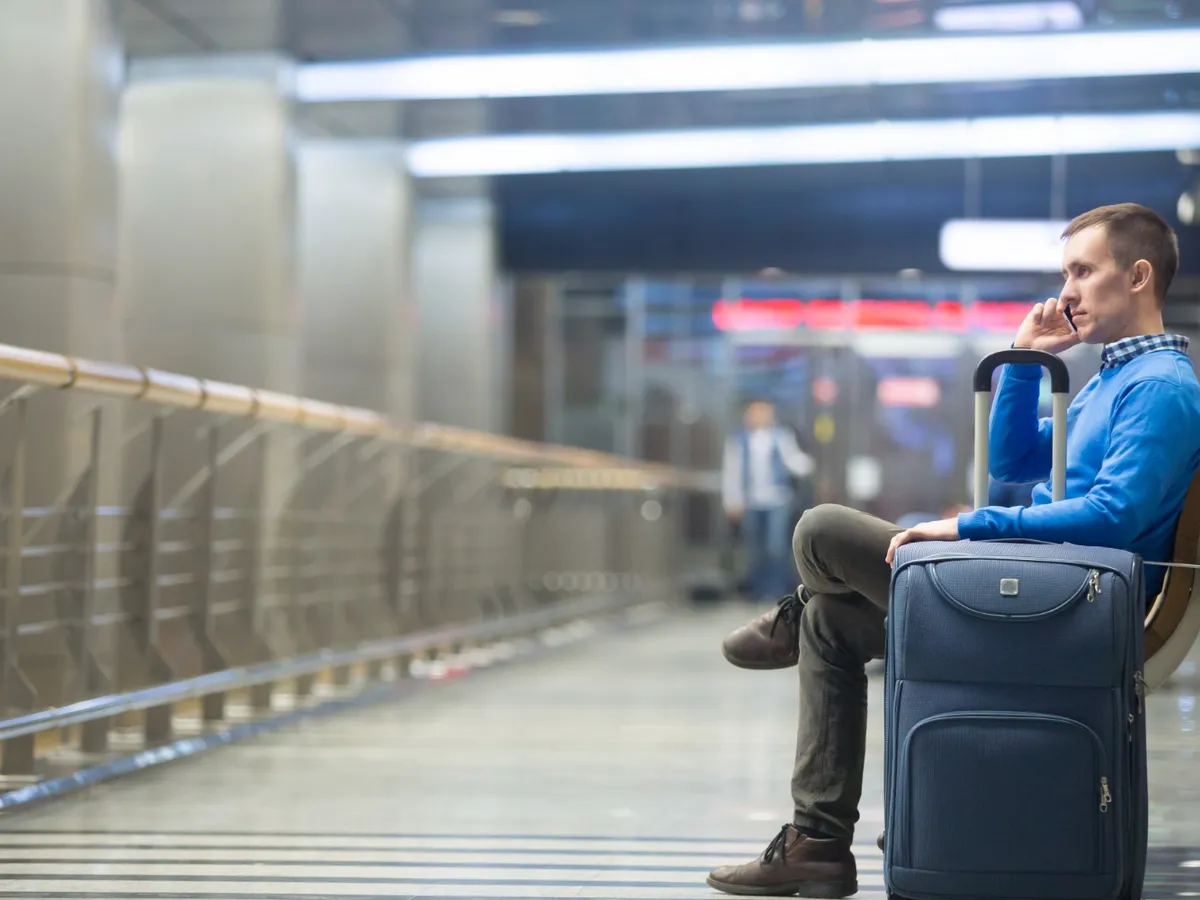 Bărbat care așteaptă în aeroport și vorbește la telefon - Foto: Freepik (rol ilustrativ)