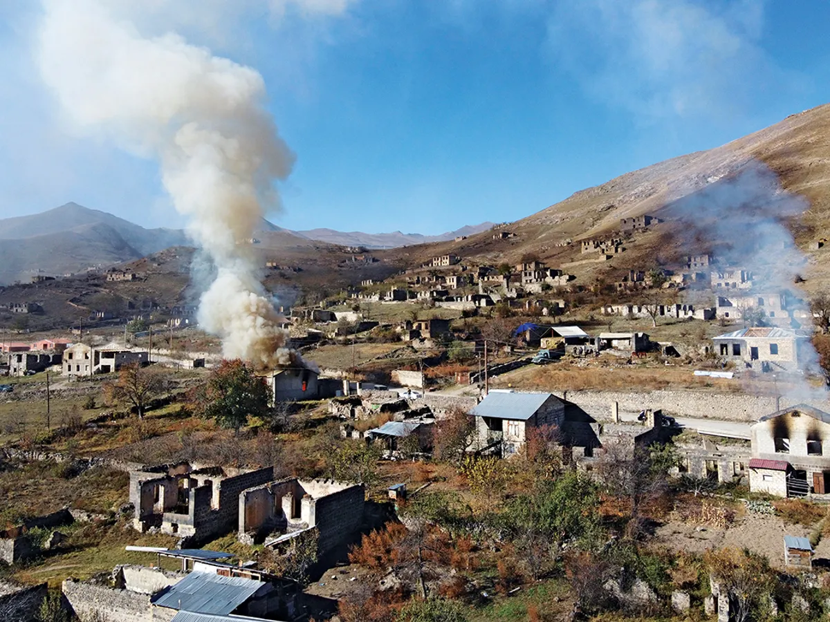 PROVOCARE TACTICĂ Case în flăcări  în Nagorno-Karabakh, în 2020.  Dronele Azerbaidjanului au copleșit forțele armene și aliații lor în timpul conflictului