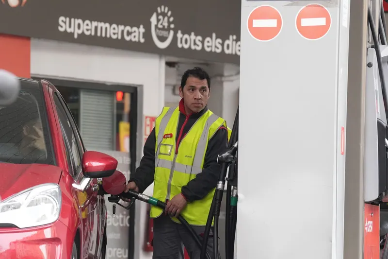 Persoană făc&acirc;nd plinul la o staţie de carburanţi, &icirc;n Barcelona - Foto: Profimedia Images