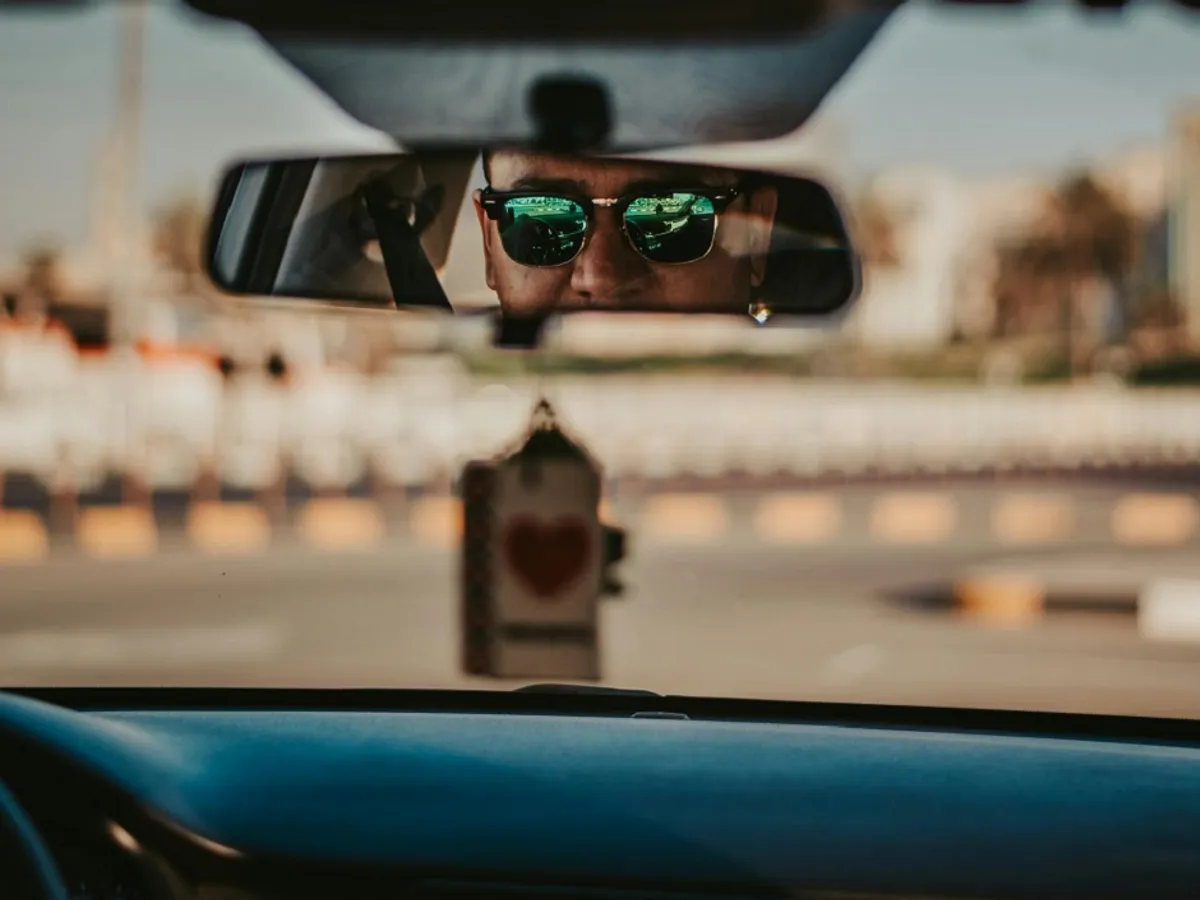Escrocherie ”oglinda retrovizoare” face victime printre șoferi. Vine amenințător și cere bani - Foto: Pexels (rolilustrativ)