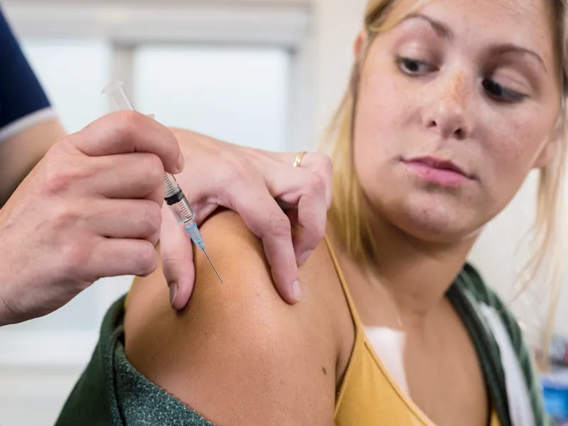 Vaccinul împotriva HPV, gratuit până la 26 de ani. România, fruntașă la cancerul de col uterin - Foto: Profimedia images