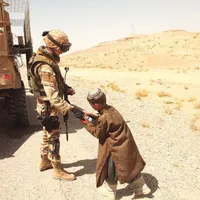 RISC  DEI-urile și HME amplasate pe șosele pun în pericol viața militarilor (sus); localnicii își riscă viața dacă iau apă sau mâncare de la militari