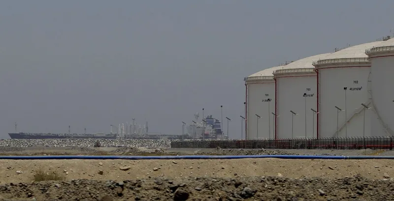 Un petrolier blocat andochează la Fujairah, &icirc;n Emiratele Arabe Unite, pentru realimentare cu combustibil - Foto: Profimedia Images