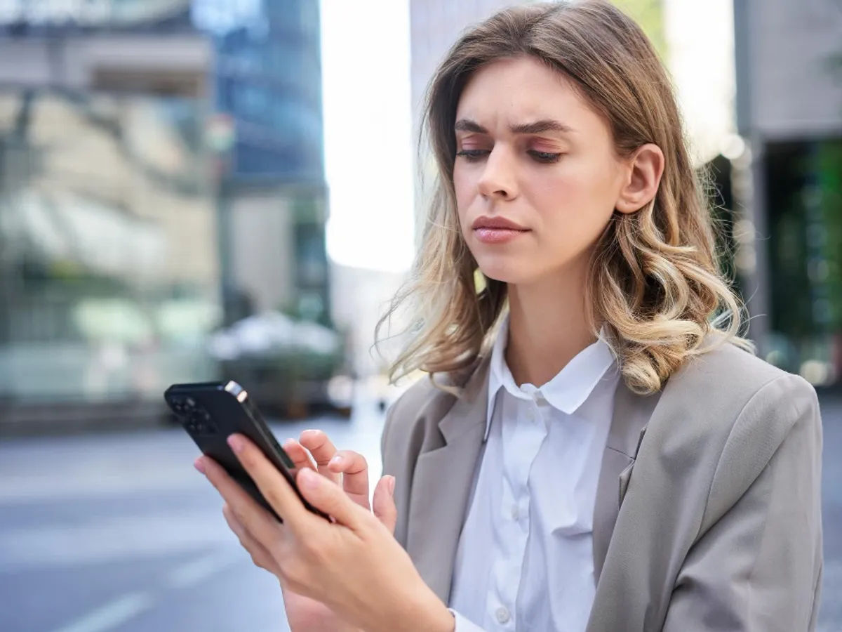 Punctul portocaliu în bara de stare a telefonului este un semnal de avertizare. Ce înseamnă?