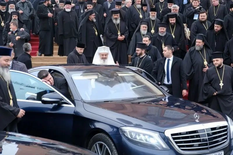 Mercedesul cu care a venit Patriarhul Daniel, la sfințirea Catedralei Neamului. Foto Inquam Photos/Raul Stef