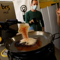 Un robot dezvoltat de compania spaniolă BR5 este capabil să gătească unul dintre cele mai renumite preparate din bucătăria tradiţională a Spaniei. / Foto: nippon.com