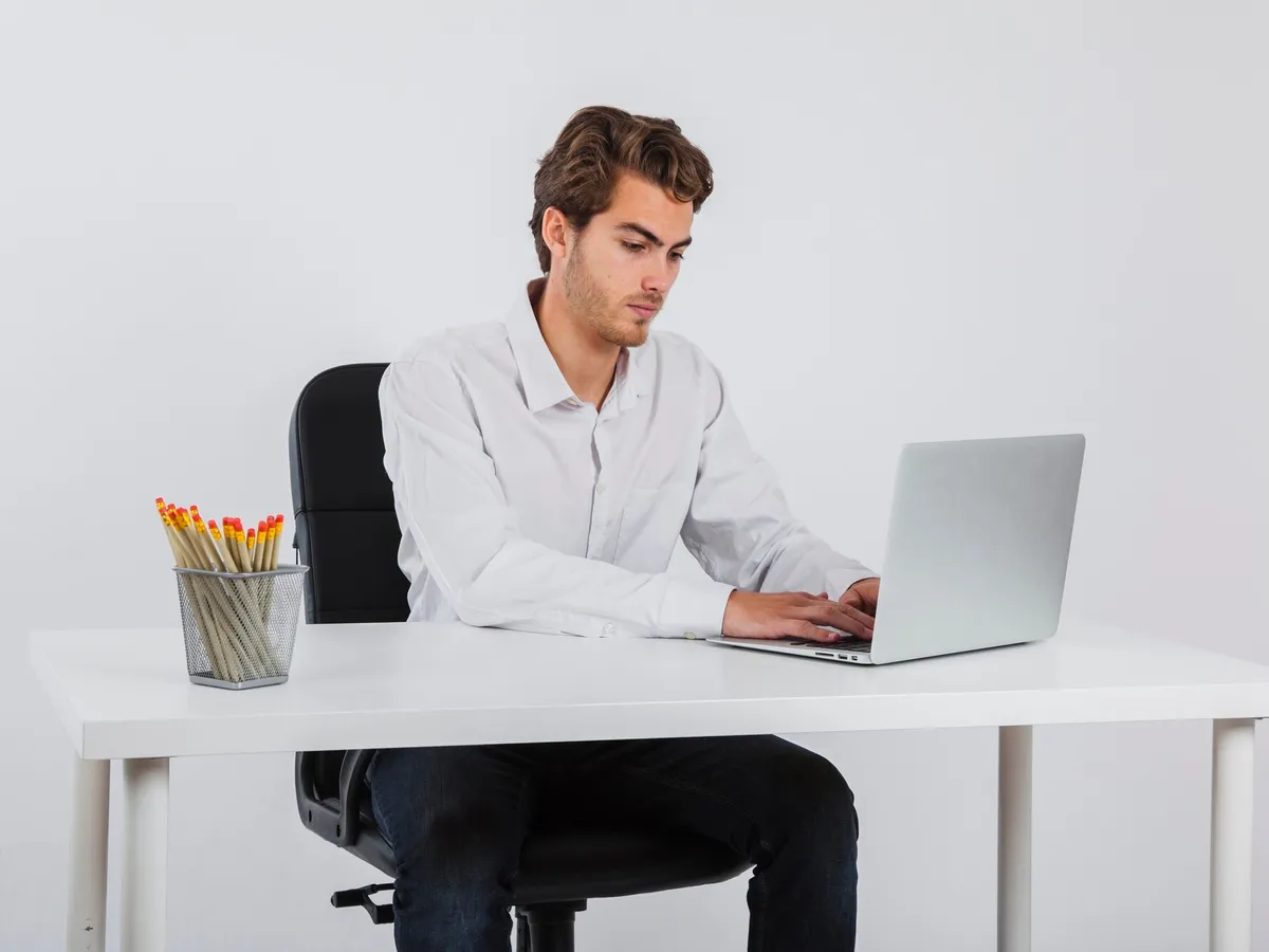 Bărbat care stă pe internet, pe laptop - Foto: Freepik