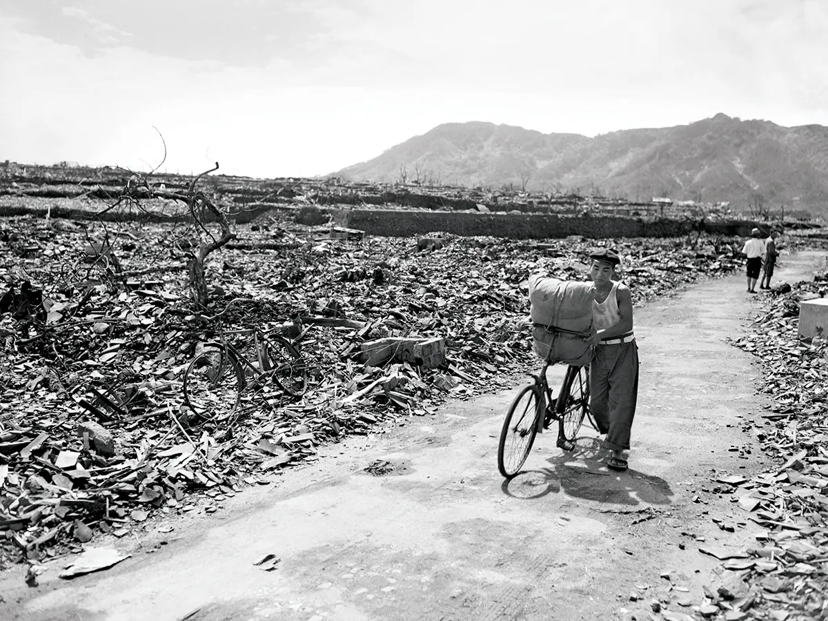 RUINELE În Nagasaki nu mai rămăsese aproape nimic în apropierea centrului exploziei, în afară de moloz. Aici, la patru zile după bombardament