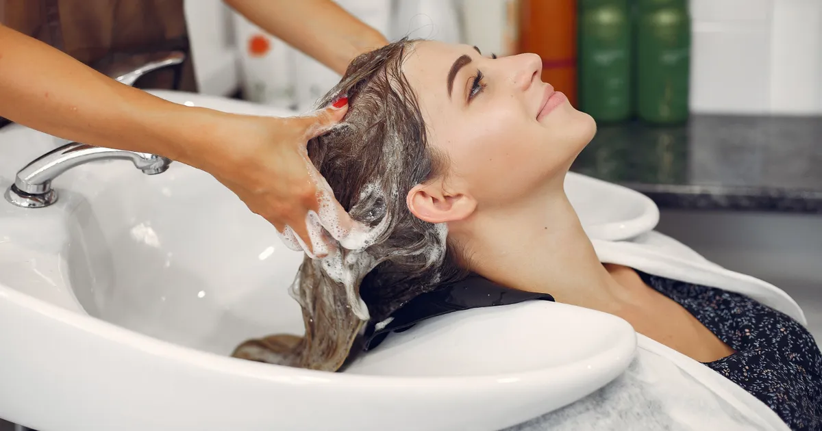 Păr gras? Probabil că greșești modul în care te speli pe cap