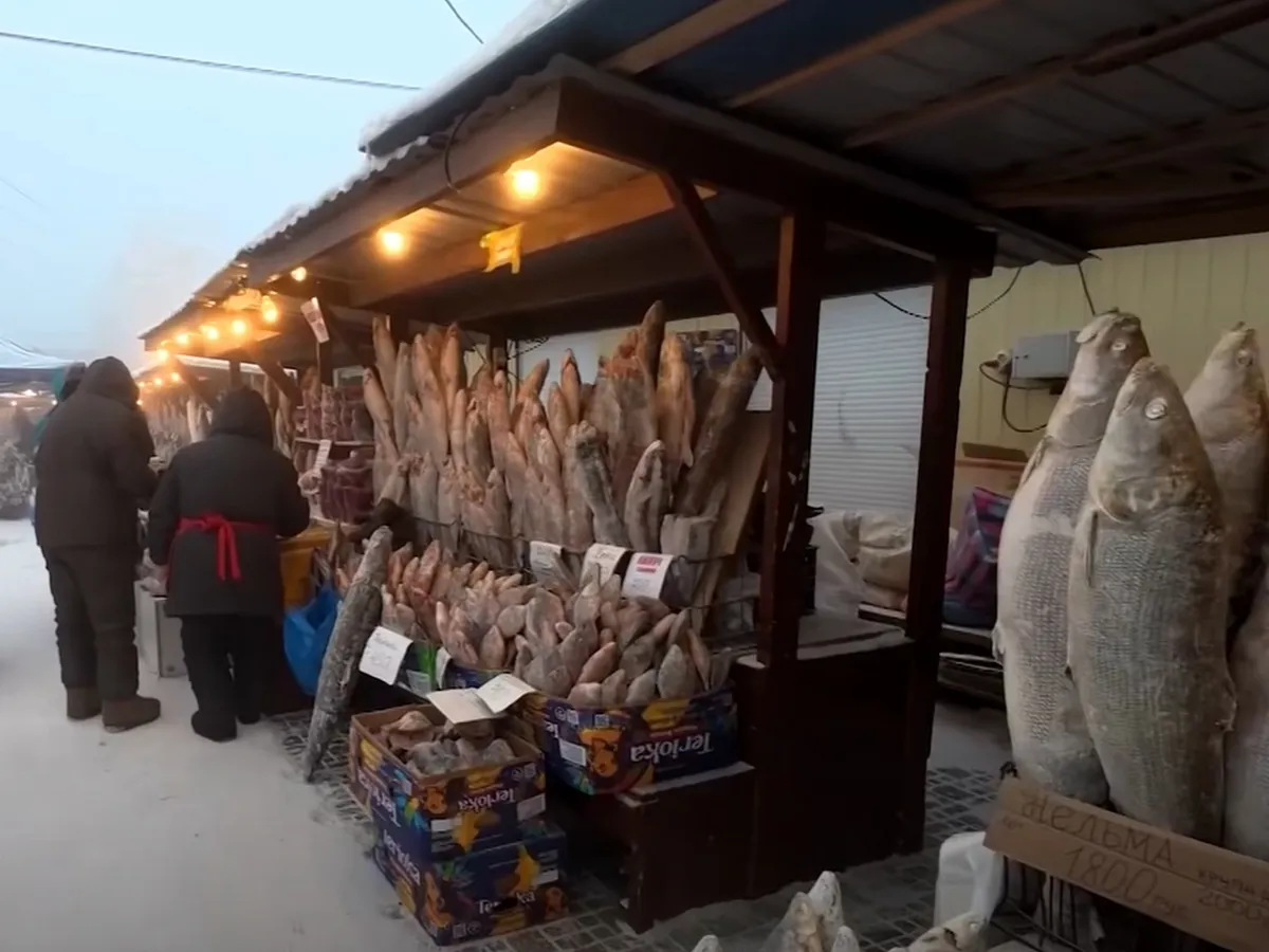 VIDEO Cum se trăiește la -45 de grade? Peștele, țeapăn pe tarabă, oamenii se îmbracă în straturi, ca o varză