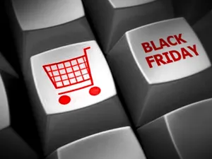 Sondaj: peste 50% dintre români intenţionează să cumpere cel puţin un produs de Black Friday. / Foto: bizbrasov.ro