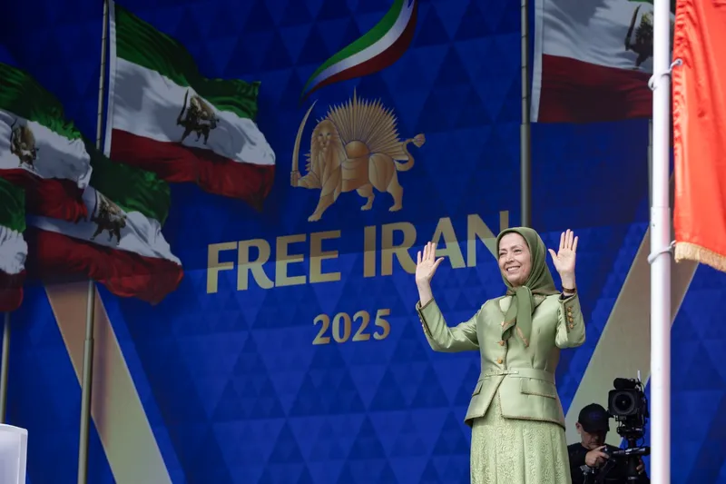 Maryam Rajavi, președinta rezistenței iraniene (NCRI), la un miting pentru Iranul Liber la Bruxelles, sept. 2025 - Foto: Profimedia Images