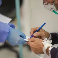 Pacient în spital conectat la oxigen. Sursa: Inquam Photos - Octav Ganea