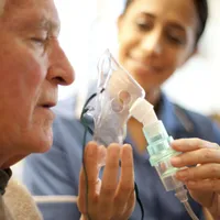 Dependent de aparatul de oxygen - FOTO: Verywell Health