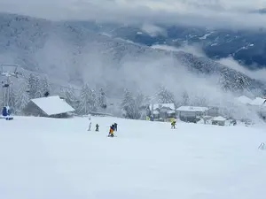 Zăpadă bună pentru schi, în staţiunea Straja. Pârtiile sunt cotate cu nota 9. / Foto: turnulsfatului.ro