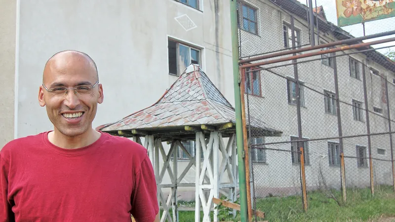 Marcel, în fața căminului din Târgu Ocna, în care a dormit, ani la rând, cu alți cinci-șase copii în pat. Acum, clădirea aparține de o școală și este nefolosită