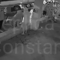 Patru proxeneți din Constanța au călcat în picioare patru persoane în față la Cireșica Foto: captură video Youtube