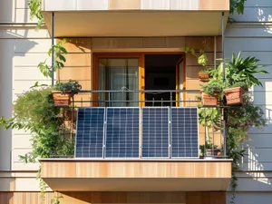 Sistem de panouri fotovoltaice pus pe balcon îți dă 2.300 wați și independență energetică. E 1.100€ - Foto: Profimedia images