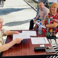 Elena Lasconi și un cetățean - Foto: Facebook Elena Lasconi