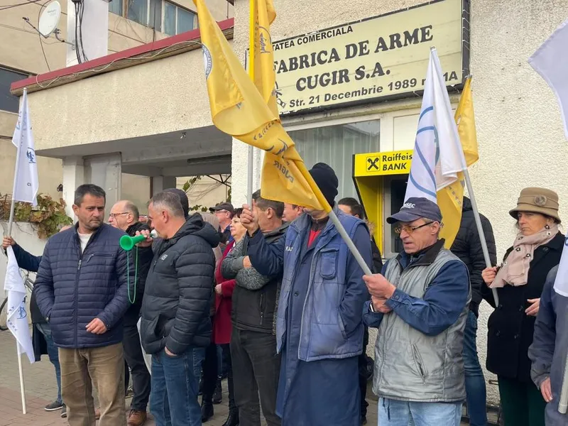 Protest la Fabrica de Arme de la Cugir. Angajații susțin că le-a fost “furat” un contract - FOTO: alba24.ro