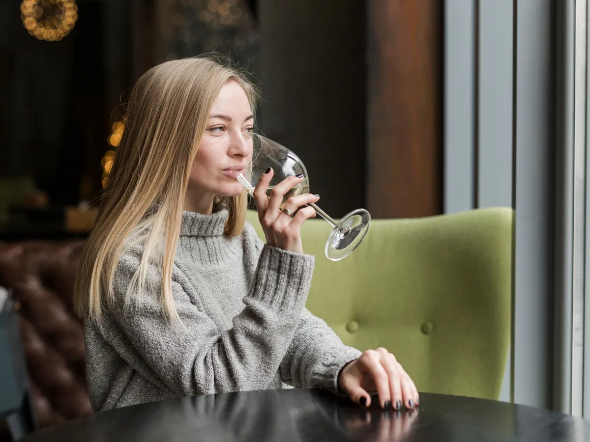 Femeie consumă alcool - Foto: Freepik