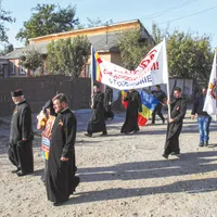 Un grup de preoți  din Oltenia a mărșăluit pe străzi, în timpul campaniei, îndemnându-i pe oameni să iasă la vot
