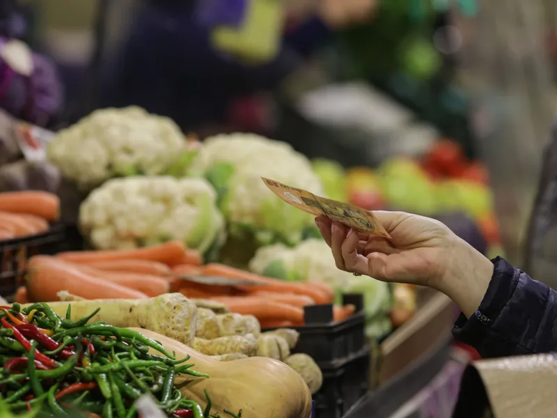 Unul dintre cele mai consumate alimente de români se vinde la preț dublu, față de 2021. Cât costă? - Foto: INQUAM Photos/ Octav Ganea/ Imagine cu caracter ilustrativ