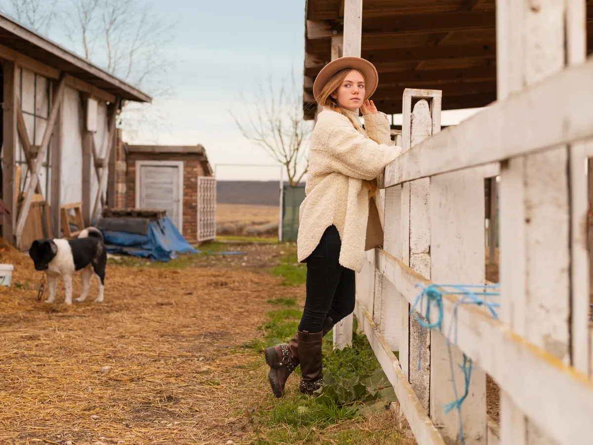 Ce înseamnă dacă vezi o cizmă agățață într-un gard. Aduce noroc sau ghinion?