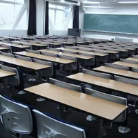 Sorin Cîmpeanu a anunţat că va propune ca elevii din anii terminali, din clasele a VIII-a şi a XII-a, să meargă fizic la cursuri şi în cazul în care şcoala intră în scenariul roşu. / Foto: rfi.ro