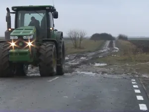 Drumul e doar pe jumătate asfaltat/FOTO: Digi24