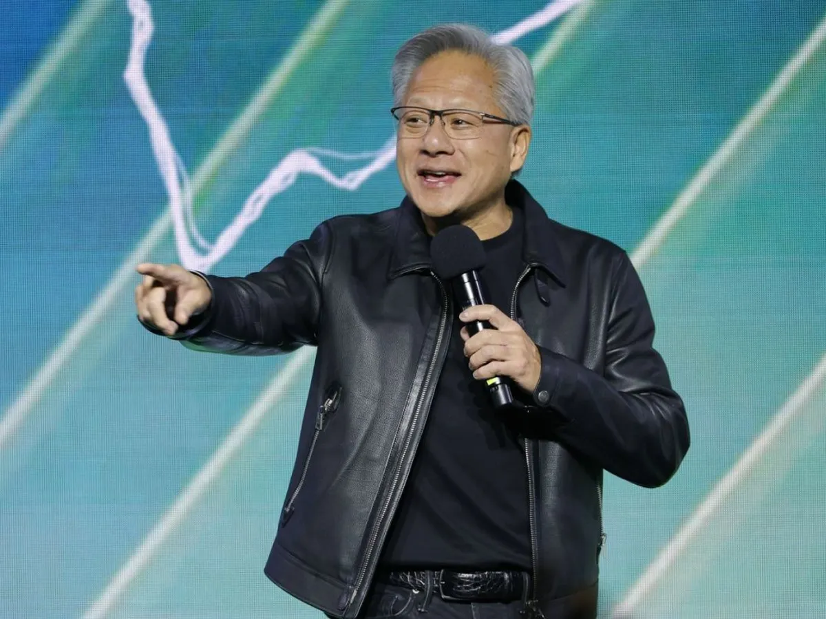 Jensen Huang, CEO-ul Nvidia, lansându-şi la Taipei cipul RTX Spark - Foto: Profimedia Images