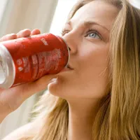 Ce se întâmplă cu sistemul digestiv dacă bei Coca-Cola zilnic? Sunt mai bune sucurile fără zahăr? - Foto: profimediaimages.ro (rol ilustrativ)