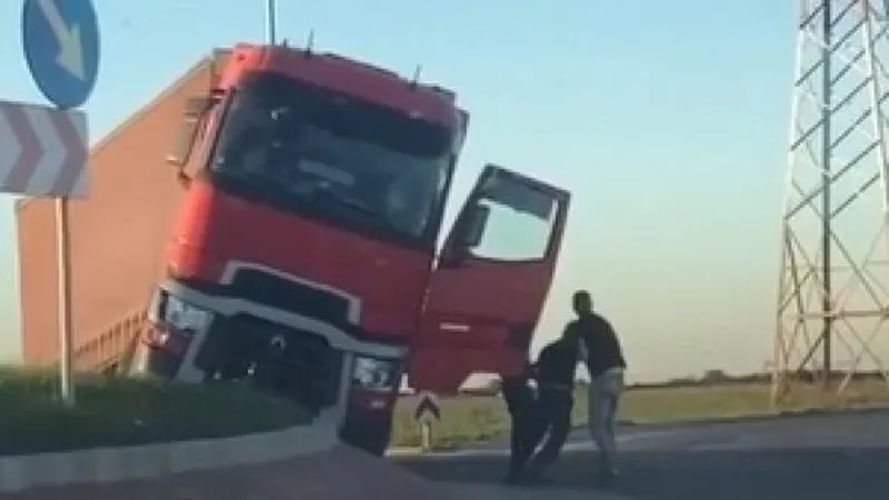 Șoferul TIR-ului a fost sprijinit de doi oameni ca să nu cadă din cabină de drogat ce era Foto: Facebook
