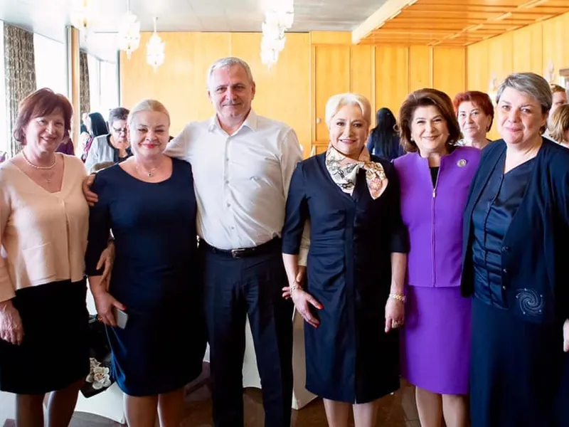 Gabriela Coman, alături de Grațiela Drăghici, șefa ANES, Liviu Dragnea, Viorica Dăncilă, Rovana Plumb și Sevil Shhaideh, la petrecerea de 8 martie a pesedistelor. Sursa: Facebook