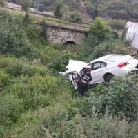 Șoferul unui BMW a pierdut controlul volanului și a sărit de pe drum pe Valea Oltului. / Foto: Info Trafic 24, Facebook