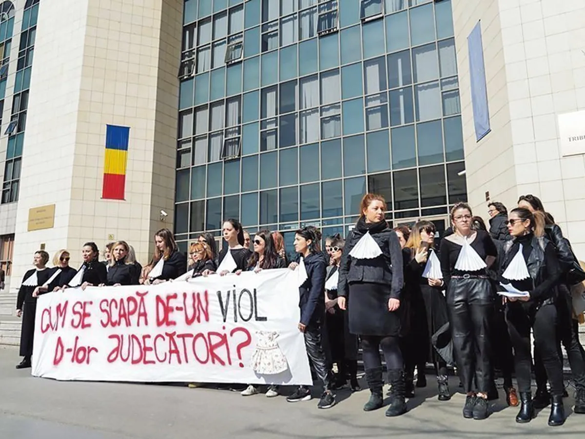 Feministele au protestat, de 8 martie, în fața Tribunalului București, față de pedepsele mici pe care le primesc violatorii. Unele au fost amendate de jandarmi