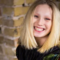 O actriţă de 12 ani, nominalizată la Globul de Aur, învoită de la şcoală pentru a viziona gala dedicată acestor premii/FOTO: Instagram/helena.zengal.official