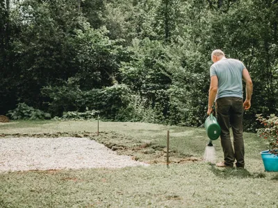 Bărbat în grădină - Foto: Magnific.com (Imagine cu rol ilustrativ)