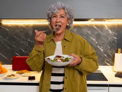 Pensionară care servește masa - Foto: Freepik (Imagine cu rol ilustrativ)