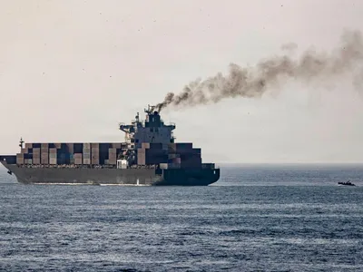 Marea Arabiei, 20 aprilie. O vas american de patrulă rapidă se apropie de cargoul iranian M/V Touska - Foto: Profimedia Images